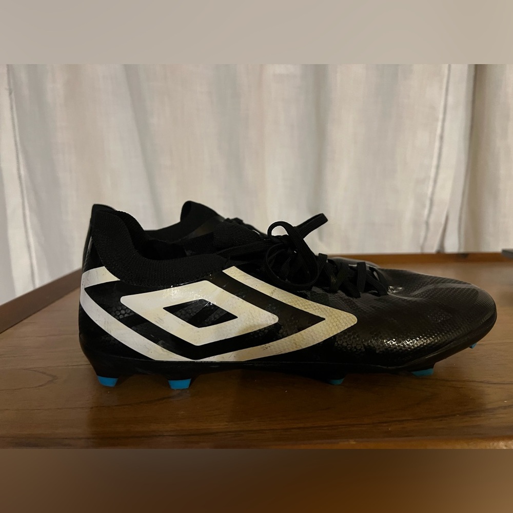 Umbro Velocita 6 Premier Men’s Soccer Cleats Size 10